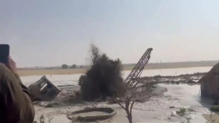 जैसलमेर में धरती उगल रही नदी की तरह पानी ही पानी...चमत्कारी नजारा देख ग्रामीण हैरान, देखें वीडियो Jaisalmer