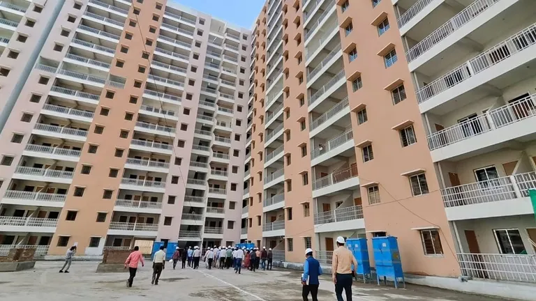 अब ऑटो वालों, कैब ड्राइवर और मजदूरों के लिए हाउसिंग स्कीम, दिल्ली चुनाव से पहले डीडीए का फैसला Under the DDA Sata Ghar Housing Scheme, 2024, nearly 34,000 flats are being offered on a first come first serve basis.
