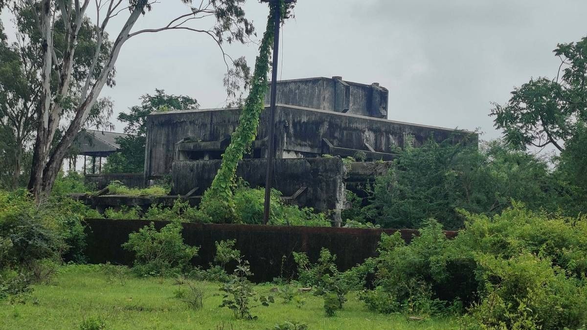 भोपाल में हजारों की जान लेने वाले जहरीले कचरे से डरे इंदौरी विरोध में, इधर CM ने सब कुछ कर दिया साफ Bhopal Gas Tragedy