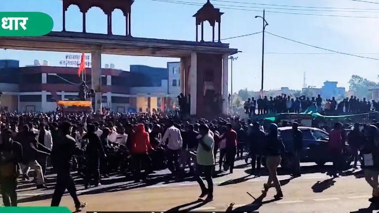 जहरीले कचरे पर बवाल तेज, पीथमपुर में विरोध कर रहे लोगों पर पुलिस ने बरसाई लाठियां, 2 युवकों ने पेट्रोल छिड़क खुद को लगाई आग भोपाल के कचरे को लेकर पीथमपुर में जबर्दस्त बवाल.