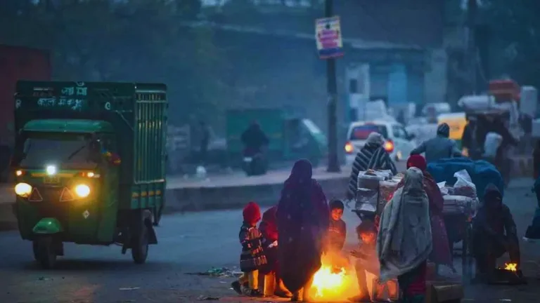 दिल्ली-NCR में सर्दी का सितम जारी, पहाड़ पर लगातार बर्फबारी, कब मिलेगी ठंड से राहत? Weather Update