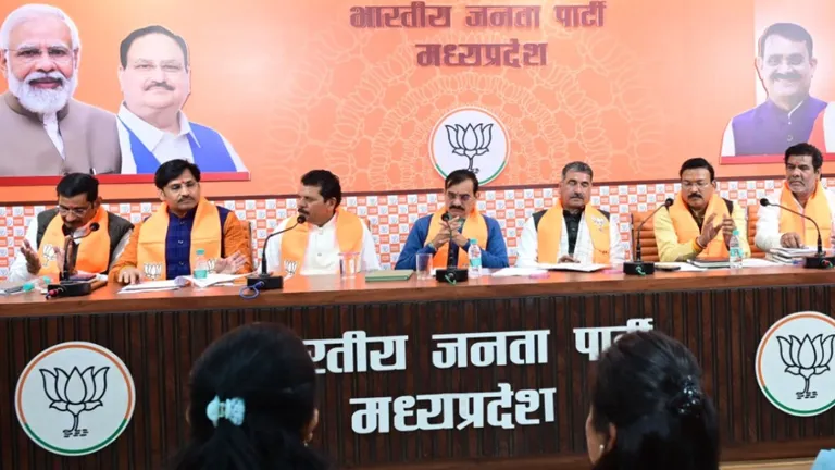 MP बीजेपी ने 18 जिलाध्यक्षों के नाम का किया ऐलान, सिंधिया के जिलों में किसे-किसे मिली कुर्सी! मध्य प्रदेश बीजेपी ने जिला अध्यक्षों की लिस्ट जारी कर दी है.