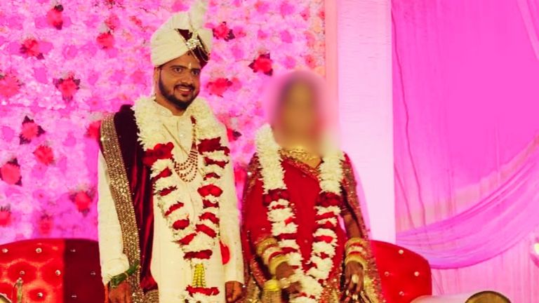 मंडप में फेरे के दौरान अचानक धड़ाम से गिरा दूल्हा फिर नहीं उठ सका; सजने से पहले उजड़ी दुल्हन की मांग ग्वालियर में फेरे लेते समय दूल्हे को आया हार्ट अटैक.