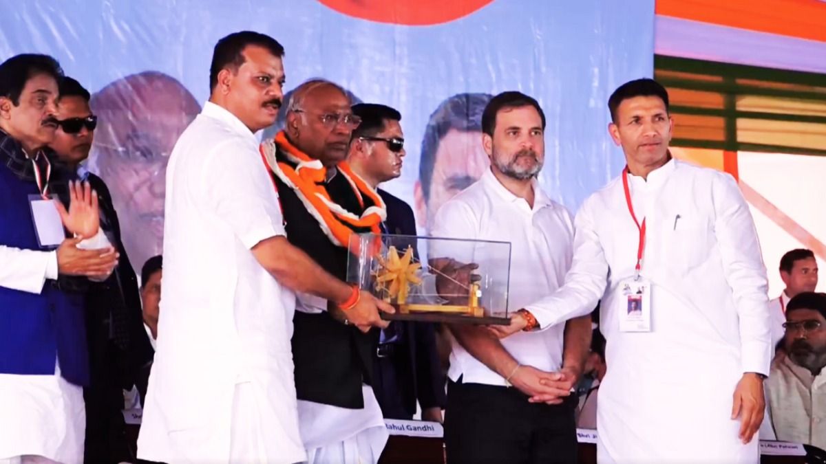 दिल्ली चुनाव छोड़ महू में कांग्रेस का मेगा शो करने पहुंचे राहुल गांधी, 2 लाख लोगों की भीड़ जुटाने का दावा कांग्रेस की संविधान यात्रा मध्य प्रदेश के महू पहुंच गई है.