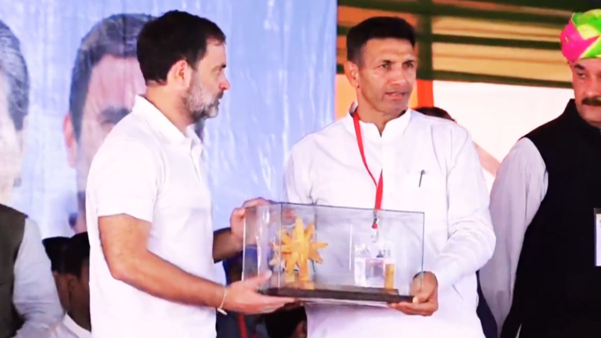 लोकसभा चुनाव के बाद पहली बार MP पहुंचे राहुल गांधी, जीतू पटवारी मंच से क्यों मांगने लगे माफी? जीतू पटवारी ने राहुल गांधी से मांगी माफी.