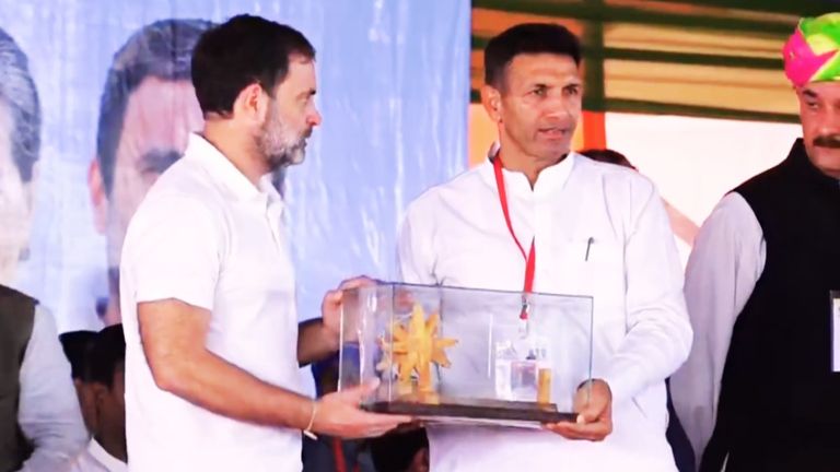 लोकसभा चुनाव के बाद पहली बार MP पहुंचे राहुल गांधी, जीतू पटवारी मंच से क्यों मांगने लगे माफी? जीतू पटवारी ने राहुल गांधी से मांगी माफी.