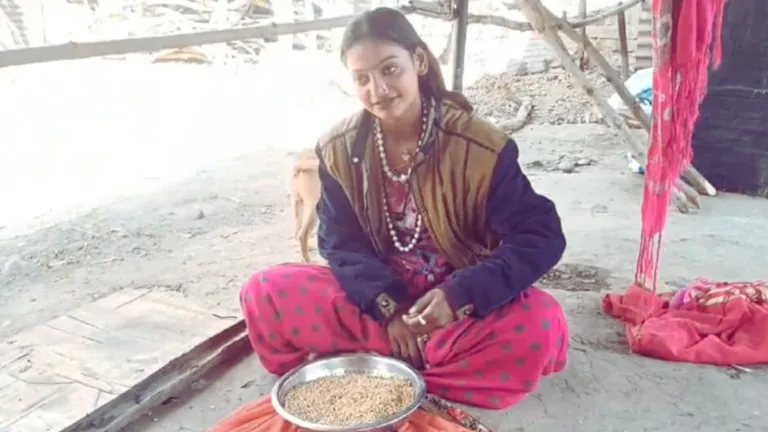 घर की टूटी खाट पर गेहूं बीनती दिखीं वायरल गर्ल मोनालिसा, महाकुंभ से क्यों लौटीं ये भी बताया महाकुंभ से वायरल हुई मोनालिसा अपने घर पहुंची.