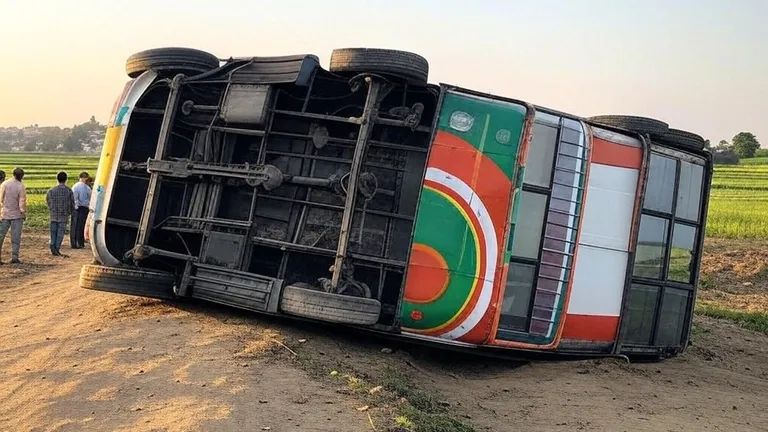 राजस्थान में भीषण हादसा...श्रद्धालुओं से भरी बस पलटी, कुल 25 लोग थे सवार Rajasthan