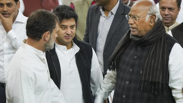 राहुल गांधी के राजाओं वाले बयान पर सिंधिया का पलटवार, बोले- राहुल भूल गए हैं इतिहास, मचा बवाल संसद में राहुल गांधी और ज्योतिरादित्य सिंधिया की मुलाकात हुई (फोटो- पीटीआई)