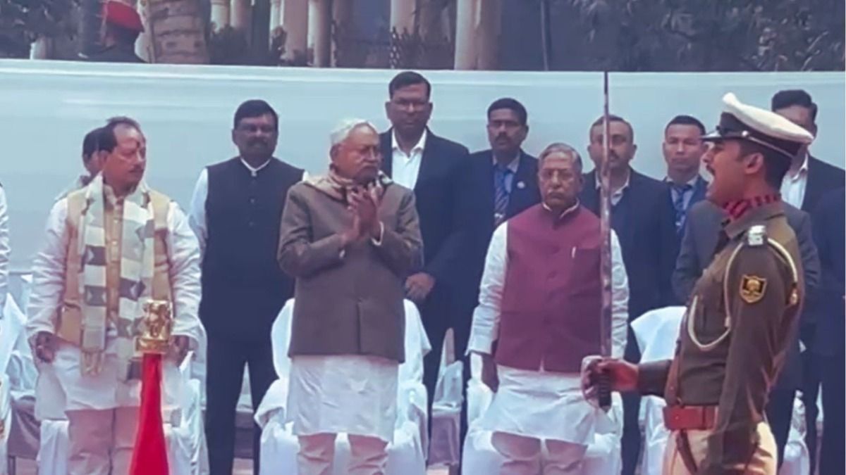 Video: CM नीतीश ने ये क्या कर दिया, महात्मा गांधी की श्रद्धांजलि में बजाने लगे ताली NewsTak