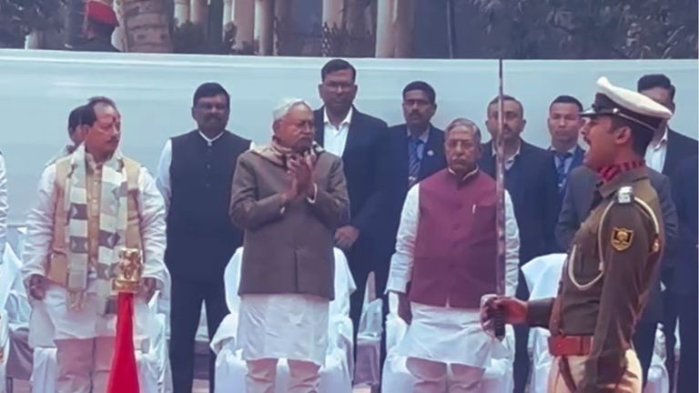 Video: CM नीतीश ने ये क्या कर दिया, महात्मा गांधी की श्रद्धांजलि में बजाने लगे ताली NewsTak