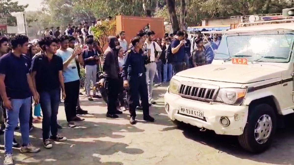 इंदौर में दो स्कूलों को बम से उड़ाने की धमकी मिली है.