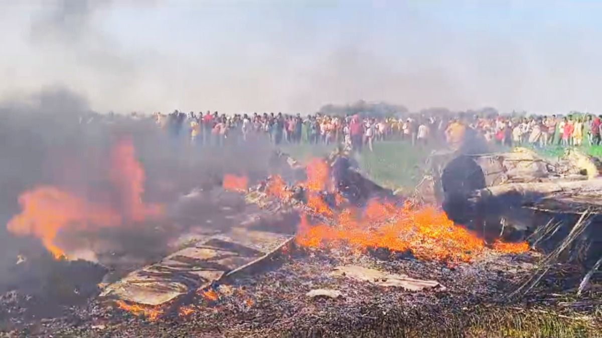 Breaking: मध्य प्रदेश के शिवपुरी में वायुसेना का लड़ाकू विमान क्रैश, हादसे के बाद जलकर खाक हुआ एयरक्रॉफ्ट शिवपुरी में एयरफोर्स का विमान क्रैश हो गया.