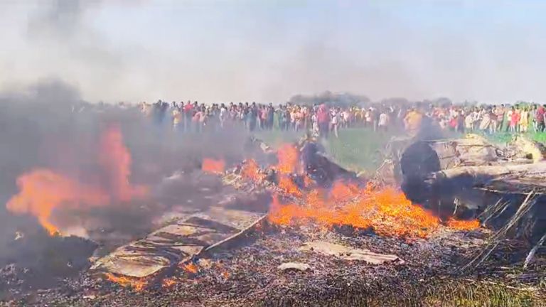Breaking: मध्य प्रदेश के शिवपुरी में वायुसेना का लड़ाकू विमान क्रैश, हादसे के बाद जलकर खाक हुआ एयरक्रॉफ्ट शिवपुरी में एयरफोर्स का विमान क्रैश हो गया.