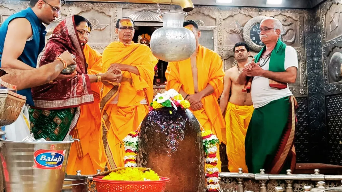 शिवराज सिंह चौहान अपने बेटों के साथ बाबा महाकाल के दर पहुंचे.