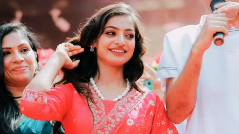 'मोनालिसा को जाल में फंसा कर केवल घुमा रहे हैं...' इस आरोप पर भड़के डायरेक्टर ने दे डाली ये धमकी डायरेक्टर सनोज मिश्रा पर मोनालिसा को फंसाने के आरोप लगे हैं.