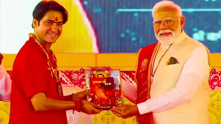 धीरेंद्र शास्त्री की पर्ची इस बार PM मोदी ने निकाल दी, पीएम ने बागेश्वर बाबा की मां से क्या कहा? पीएम मोदी ने धीरेंद्र शास्त्री की पर्ची खोल दी.