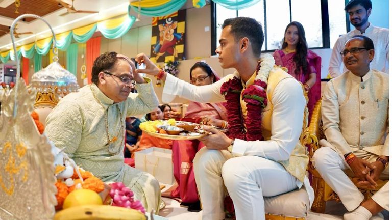 शिवराज के बेटे कार्तिकेय की शादी: जोधपुर के चर्चित उम्मेद भवन में होगा ग्रैंड आयोजन, नामी हस्तियां आमंत्रित शिवराज सिंह चौहान के बेटे कार्तिकेय की शादी जोधपुर के उम्मेद भवन में होगी.