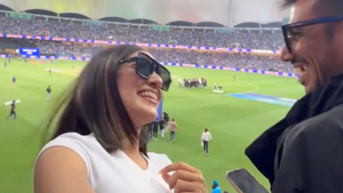 तलाक के बाद युजवेंद्र चहल की नई गर्लफ्रेंड? चैंपियंस ट्रॉफी के फाइनल में मिस्ट्री गर्ल के साथ दिखे, जानिए कौन हैं ये? (फोटो: वीडियो स्क्रीन ग्रैब)