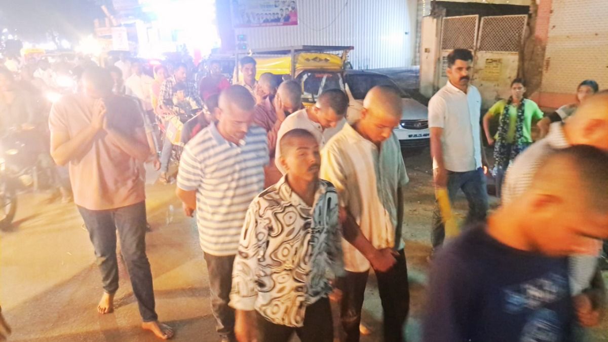 देवास में जीत के जश्न में हुड़दंग मचाने वाले युवकों का पुलिस ने करा दिया मुंडन.