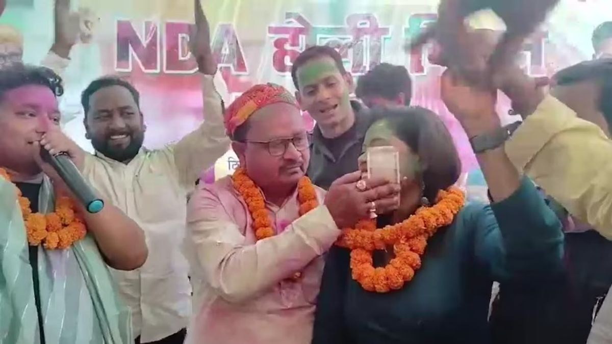 JDU विधायक ने महिला कलाकार के गाल पर चिपकाया नोट...कहा-हम तो रोज लेते हैं चुम्मा, वीडियो हुआ वायरल NewsTak