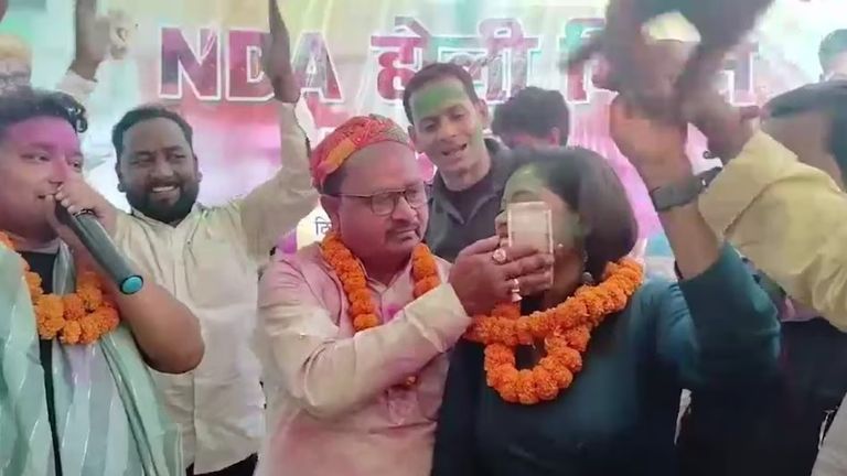 JDU विधायक ने महिला कलाकार के गाल पर चिपकाया नोट...कहा-हम तो रोज लेते हैं चुम्मा, वीडियो हुआ वायरल NewsTak