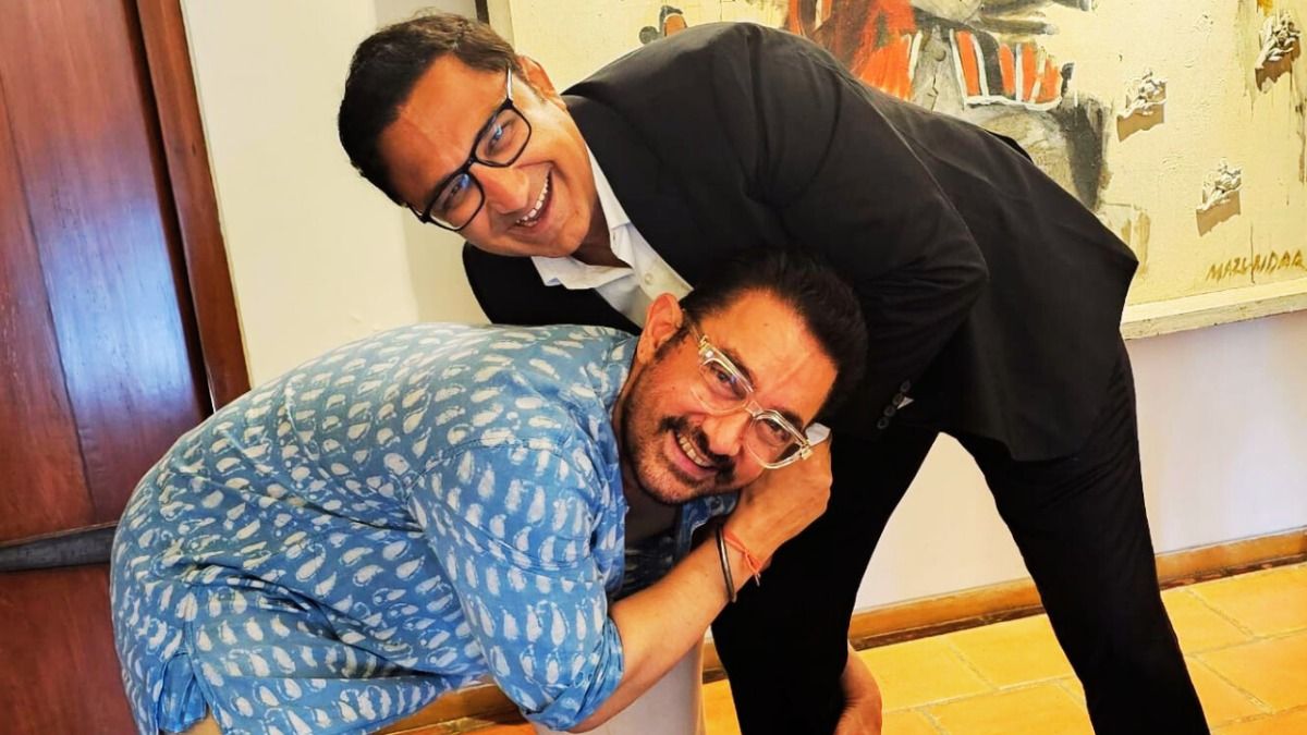 आमिर खान ने पहलवान को देखते ही छुए पैर, फिर लगाने लगे दांव-पेच; VIDEO देख दंग रह गए लोग आमिर खान ने इंदौर के पहलवान के छुए पैर.