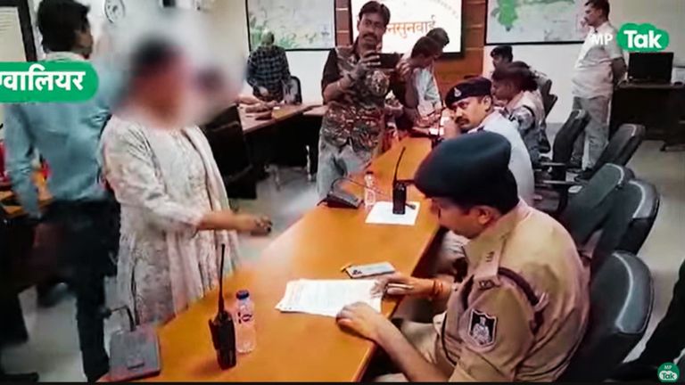 टिकट के बदले पार्टी की महिला नेता को दिया रात बिताने का ऑफर, MP कांग्रेस में मचा बवाल! कांग्रेस की महिला नेता ने अपनी ही पार्टी के महासचिव पर गंभीर आरोप लगाए हैं.