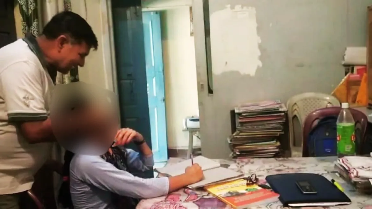 हाथरस के कॉलेज प्रोफेसर की करतूत सामने आने के बाद हड़कंप मच गया है.