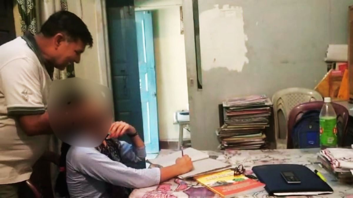 हाथरस के कॉलेज में छात्राओं के साथ क्या करते थे चीफ प्रॉक्टर रजनीश? VIDEO में दिखी हैरान करने वाली बात हाथरस के कॉलेज प्रोफेसर की करतूत सामने आने के बाद हड़कंप मच गया है.