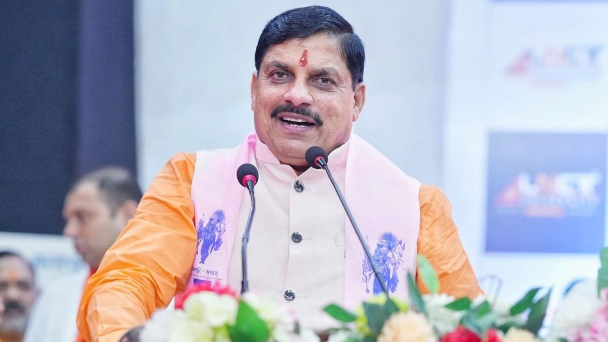 मंच पर भाषण दे रहे थे CM मोहन यादव, तभी कांग्रेस नेता ने किए कुछ ऐसा कि वीडियो हो गया वायरल CM Mohan Yadav