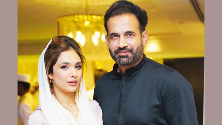 पत्नी को पर्दे में रखने से लेकर IPL कमेंट्री से बाहर होने तक, अचानक सुर्खियों में आ गए इरफान पठान? इरफान पठान अपनी पत्नी के साथ.