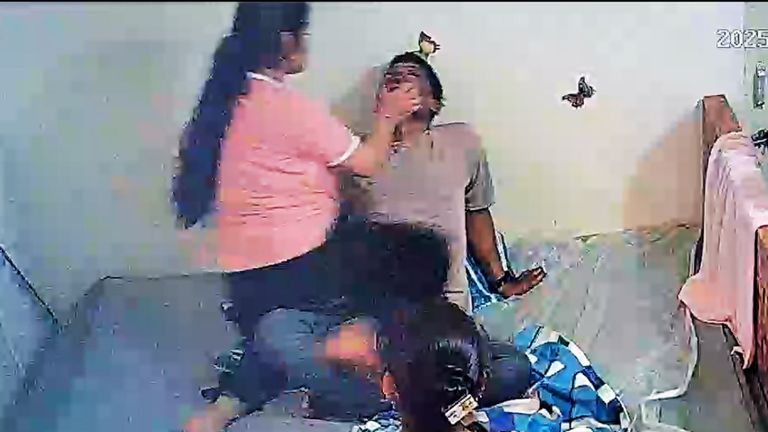 सतना: मां रोकती रही पर नहीं मानी बेटी, पति के सीने पर हो गई सवार; फिर किया वो हाल, जिसे देख भड़के लोग मध्य प्रदेश के सतना में हुई घटना के वीडियो ने कर दिया हैरान.