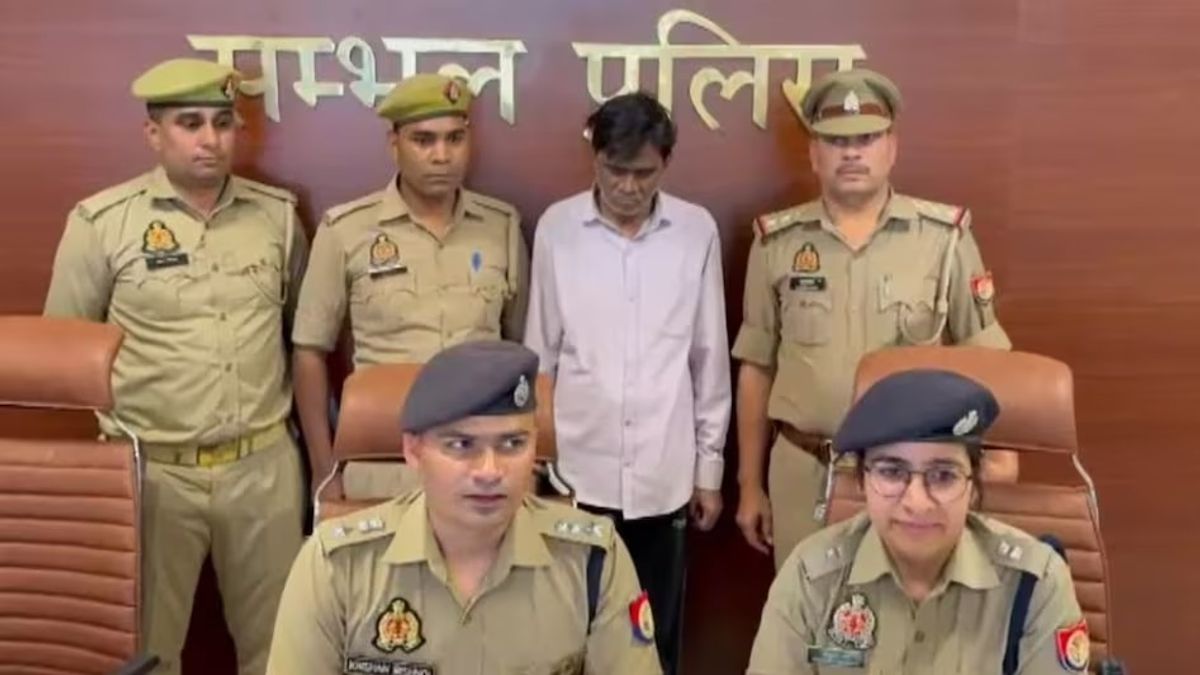 मथुरा यूनिवर्सिटी के प्रोफेसर की काली करतूत, लड़कियों की फीते से लंबाई नापकर करता ये काम UP News