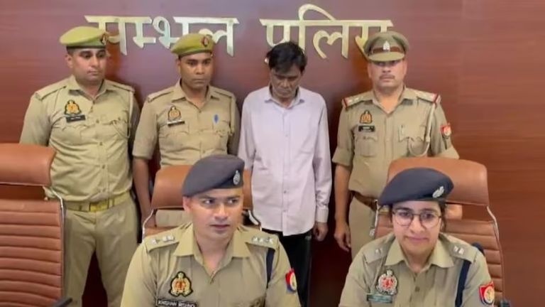 मथुरा यूनिवर्सिटी के प्रोफेसर की काली करतूत, लड़कियों की फीते से लंबाई नापकर करता ये काम UP News