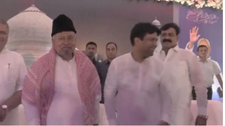 Bihar: नीतीश सबके हैं! वक्फ बिल पर समर्थन के बाद अब ईद मिलन समारोह में शामिल होने का वीडियो वायरल ईद मिलन समारोह में पहुंचे सीएम नीतीश का वीडियो वायरल
