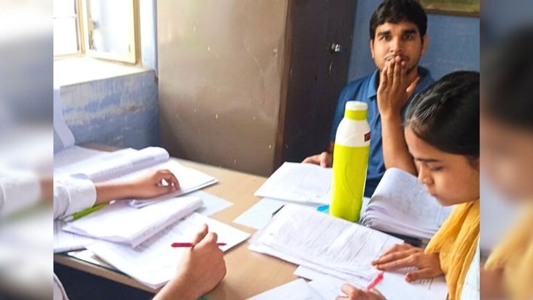 मध्य प्रदेश के बाद अब राजस्थान में बच्चे चेक कर रहे हैं 10वीं बोर्ड की कॉपियां, फोटो वायरल हुई तो मचा हड़कंप! NewsTak