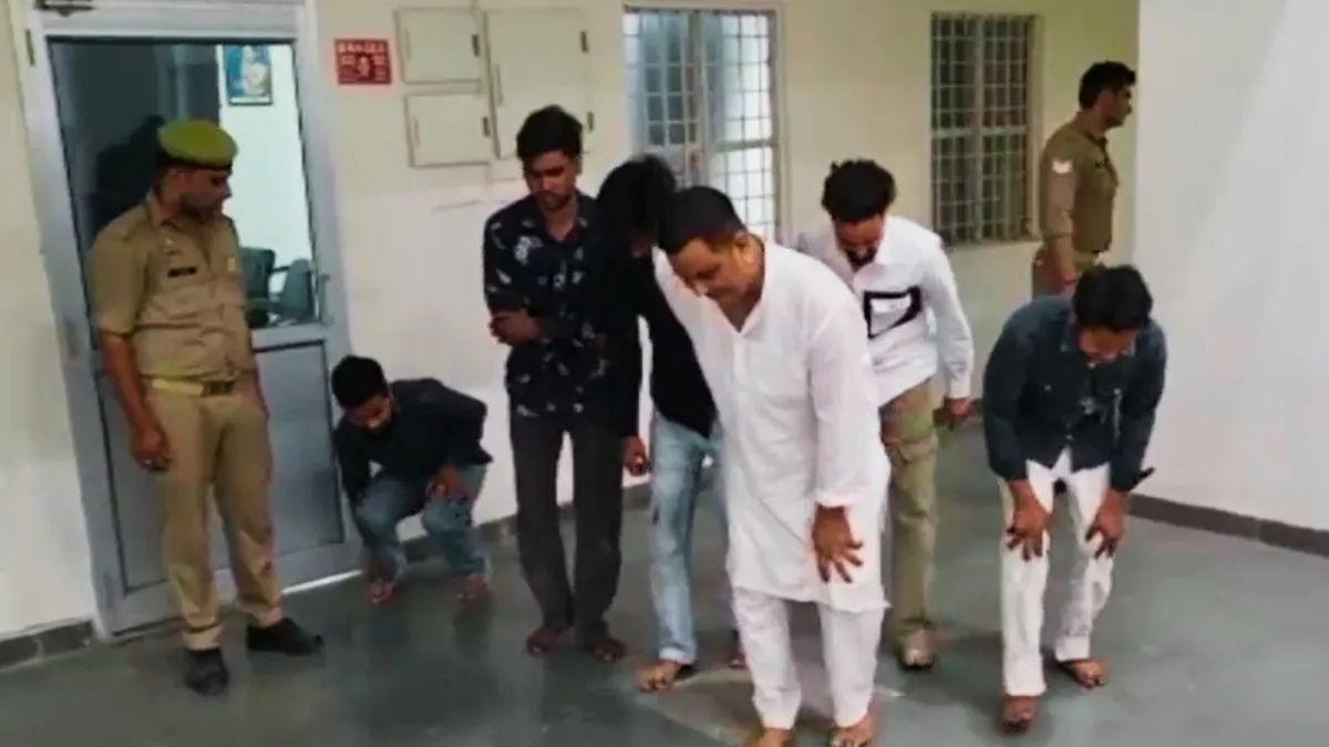 मुजफ्फरनगर में हिंदू युवक के साथ मुस्लिम महिला को भड़के लोग.