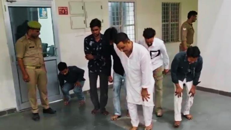 हिंदू युवक के साथ मुस्लिम लड़की को देख भड़की भीड़, फिर पुलिस ने जो किया वो चौंकाने वाला! मुजफ्फरनगर में हिंदू युवक के साथ मुस्लिम महिला को भड़के लोग.