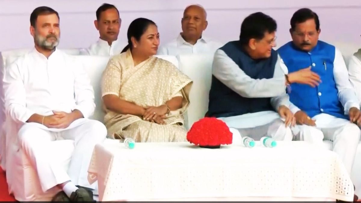 राहुल गांधी के साथ एक ही मंच पर बैठे रेखा गुप्ता और पीयूष गोयल; दिल्ली की CM की राहुल से क्या हुई गुफ्तगू! NewsTak