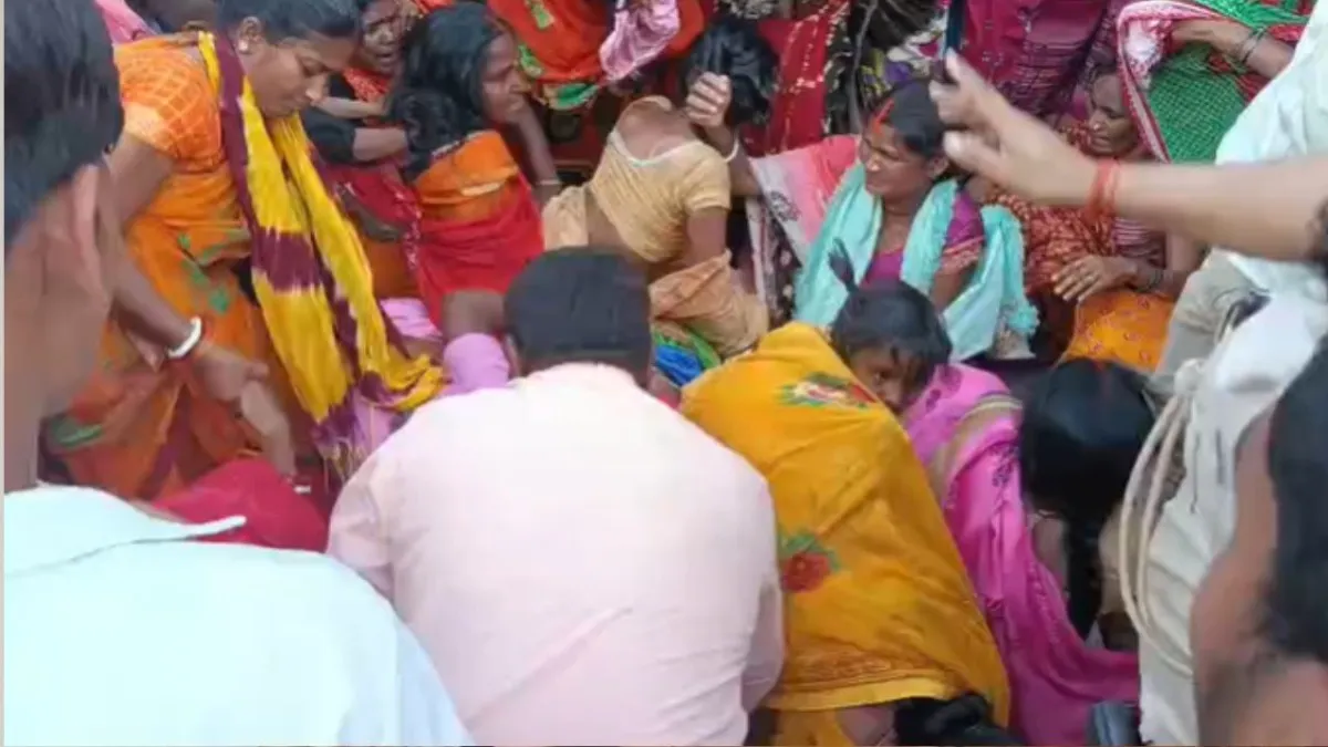 साड़ी लेने के दौरान भगदड़ मची जिससे की महिलाएं एक-दूसरे पर गिरी