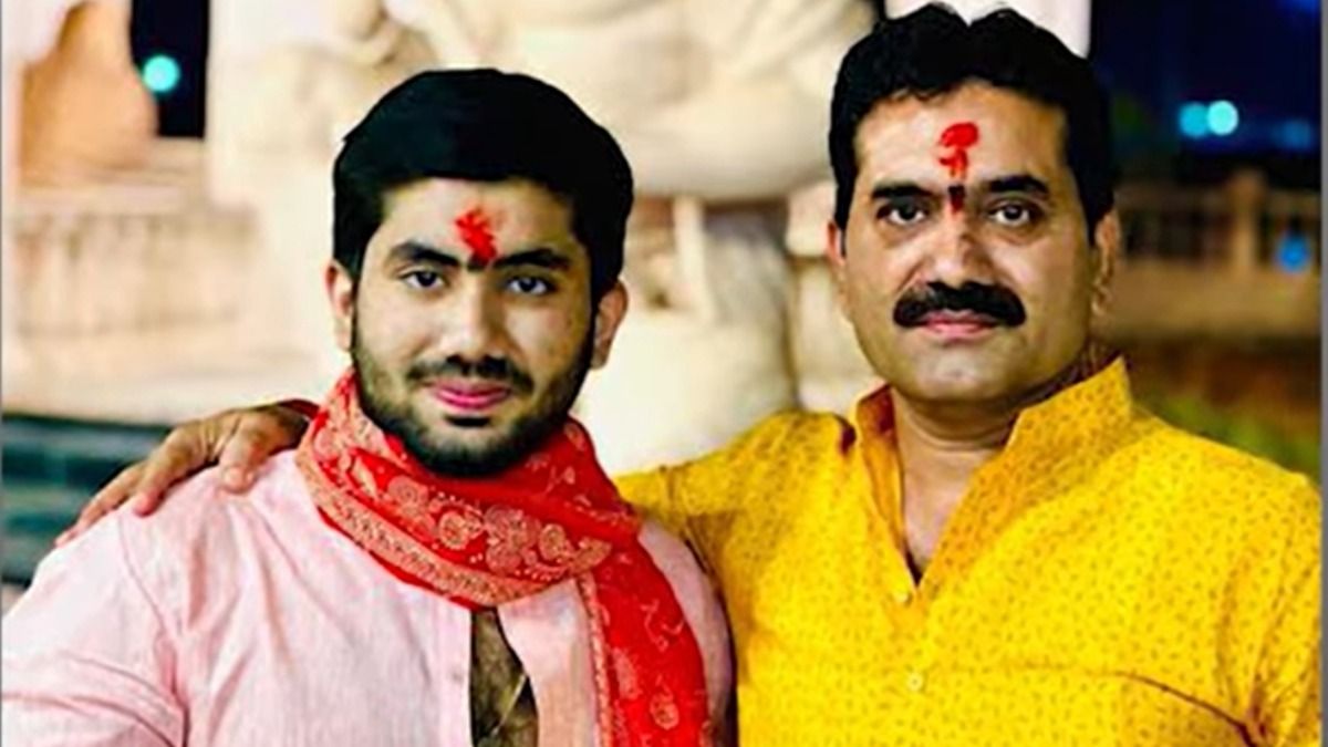 रुद्र शुक्ला को बचा रहे हैं उनके एमएलए पिता गोलू शुक्ला.