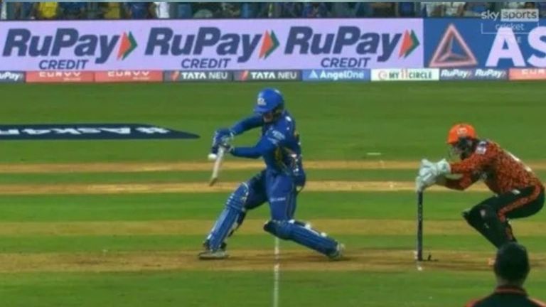 IPL के इस मैच में 'NO BALL' पर मचा बवाल, जब रिकल्टन को मिला जीवनदान तो भड़के वरुण चक्रवर्ती NewsTak