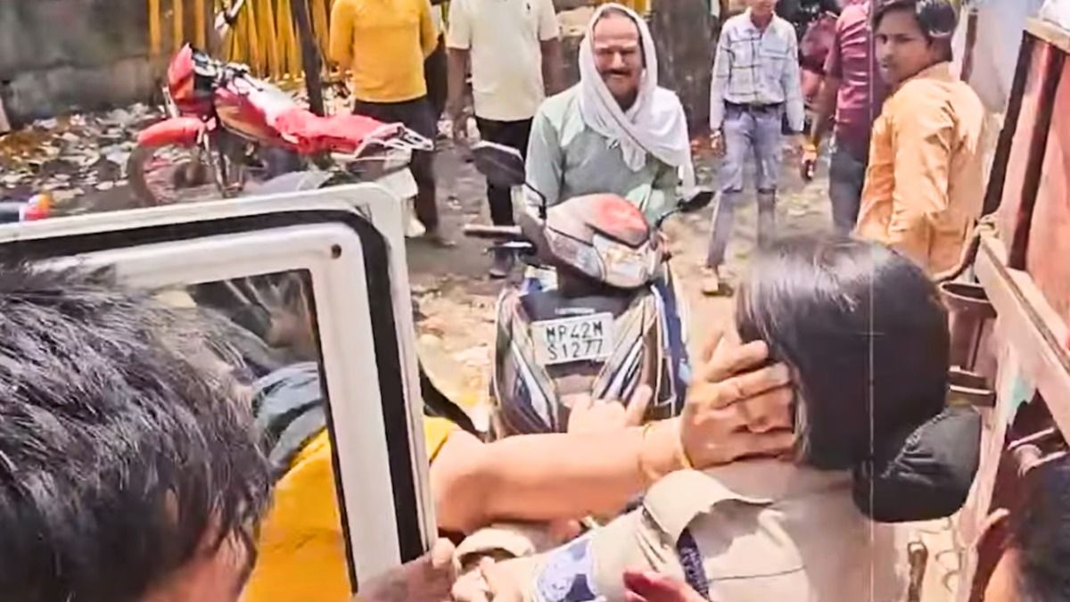 पहले पकड़ा महिला पुलिसकर्मी का गला… फिर जड़ा थप्पड़, मंदिर परिसर में हंगामे का वीडियो हुआ वायरल! तस्वीर: स्क्रीनग्रैब
