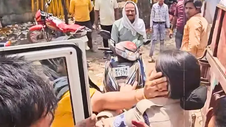 पहले पकड़ा महिला पुलिसकर्मी का गला… फिर जड़ा थप्पड़, मंदिर परिसर में हंगामे का वीडियो हुआ वायरल! तस्वीर: स्क्रीनग्रैब