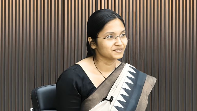 पिता को बचपन में खोया, मां ने संभाला घर...अब बेटी बनी UPSC टॉपर! जानिए AIR-7 आयुषी बंसल की संघर्षभरी कहानी NewsTak