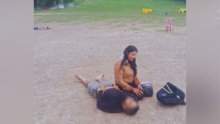 Pahalgam terror attack: हनीमून पर गए 26 साल के नौसेना के अधिकारी की भी मौत...पत्नी के साथ वायरल हुई दिल दहला देने वाली फोटो! NewsTak