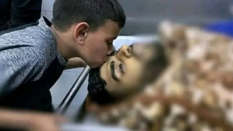 पहलगाम में टूरिस्ट की जान बचाते हुए मारे गए सैयद हुसैन का माथा चूम रहा उसका बेटा? वायरल तस्वीर का सच कुछ और NewsTak