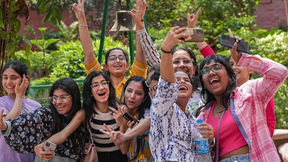 UP Board Class 10th, 12th Results 2025:10वीं में यश और 12वीं में महक बनी टॉपर, मार्कशीट देख चौंक जाएंगे आप! NewsTak