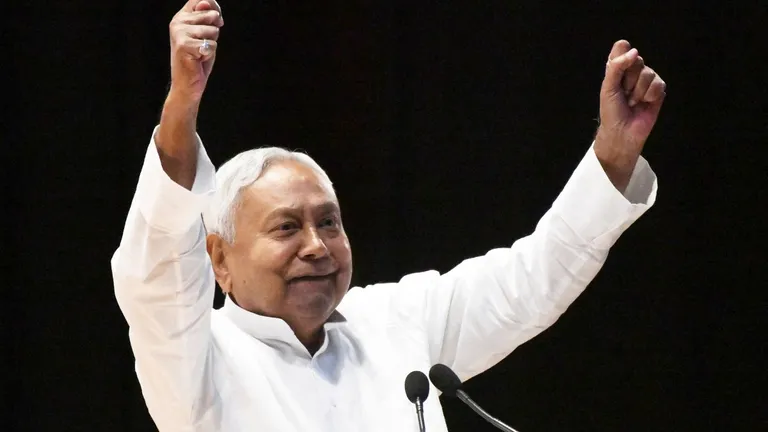 बिहार में नीतीश की घट रही लोकप्रियता, क्या वे थोपे जा रहे या अभी भी हैं दुलारे? NewsTak